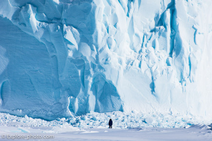 Iceberg pris dans la banquise au large de de Qikiktarjuaq
