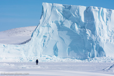 Iceberg pris dans la glace au large de Qikiktarjuaq