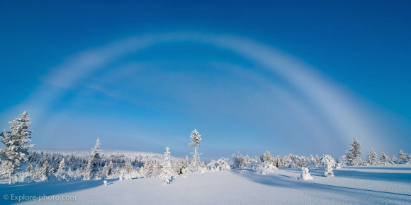 Arc de brume, en raison de la petite taille des particules, les couleurs ne sont pas séparées, et l'arc apparaît blanc.