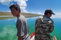 pêcheurs du lac song kul au kirgizistan