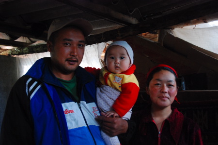 famille kirghize : père mère et leur bébé