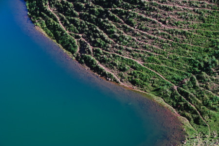 eau turquoise du lac de montagne